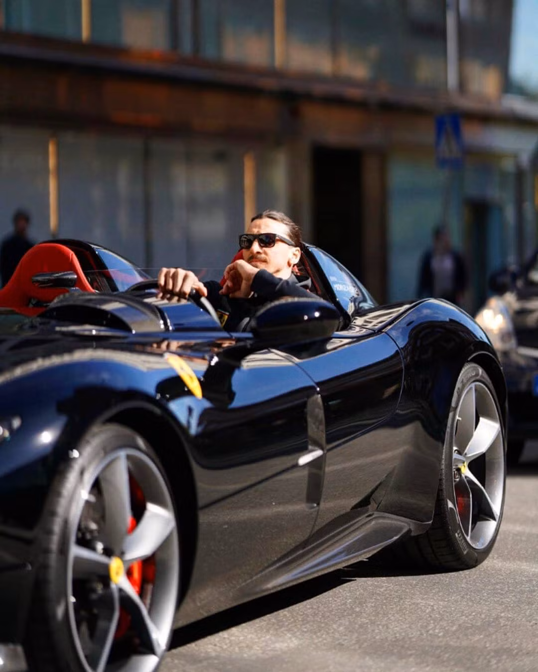Zlatan Ibrahimovic cưỡi siêu xe Ferrari trên đường phố Thuỵ Điển ảnh 1