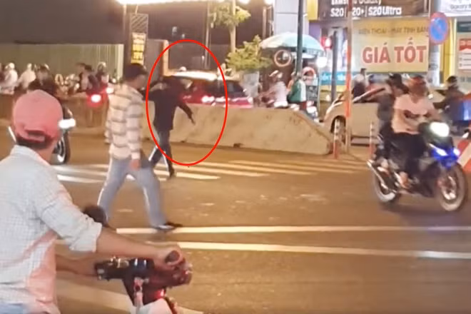 Nam thanh niên ngáo đá cầm rìu dọa chém người trong đêm ảnh 1