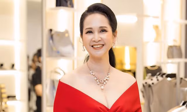 Ca sỹ Ánh Linh trải lòng chuyện bị 'ném đá' khi được Hoài Linh nhận làm con nuôi ảnh 7