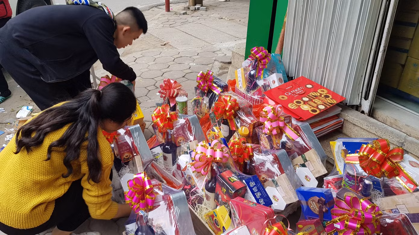 Sôi động giỏ quà tết từ vài trăm đến hàng chục triệu đồng ảnh 1