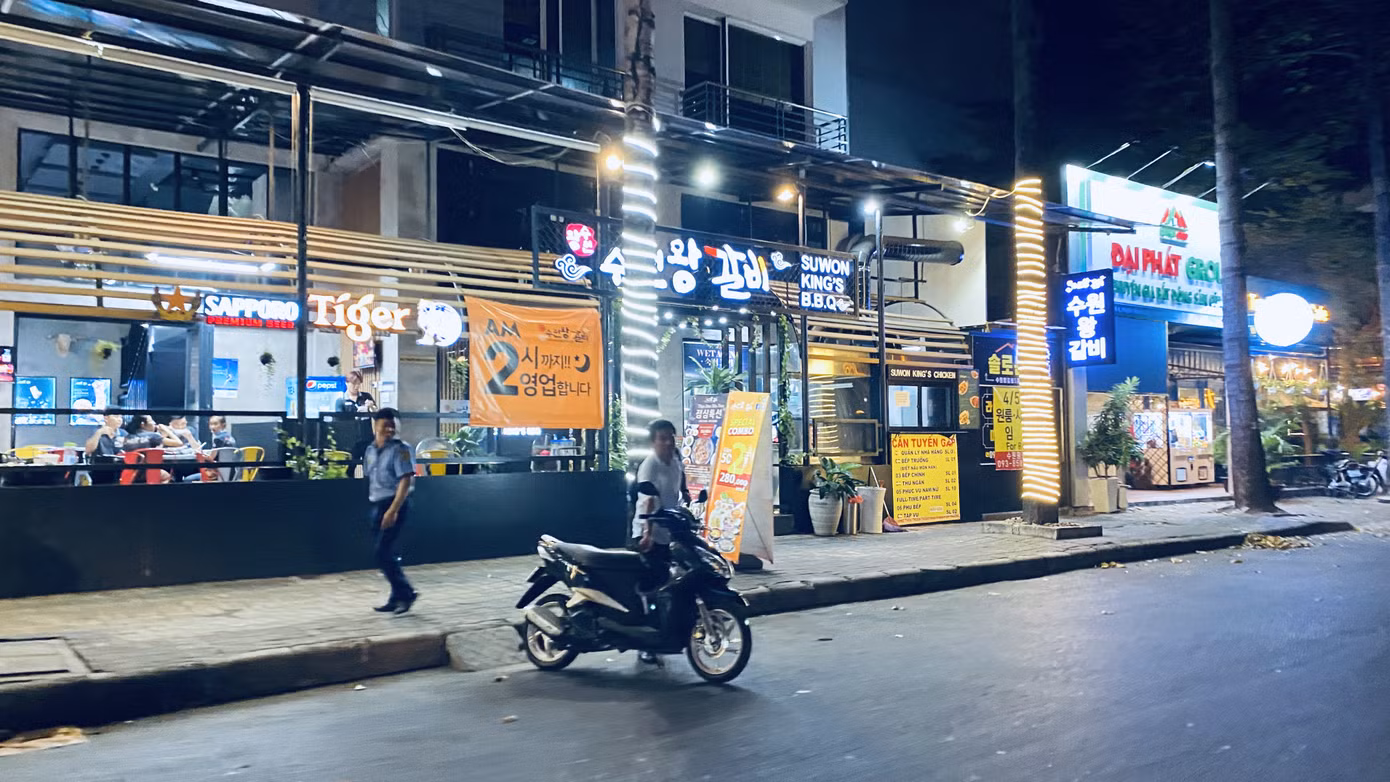 'Phố Hàn Quốc' ở Sài Gòn vắng vẻ trong mùa dịch Covid-19 ảnh 17