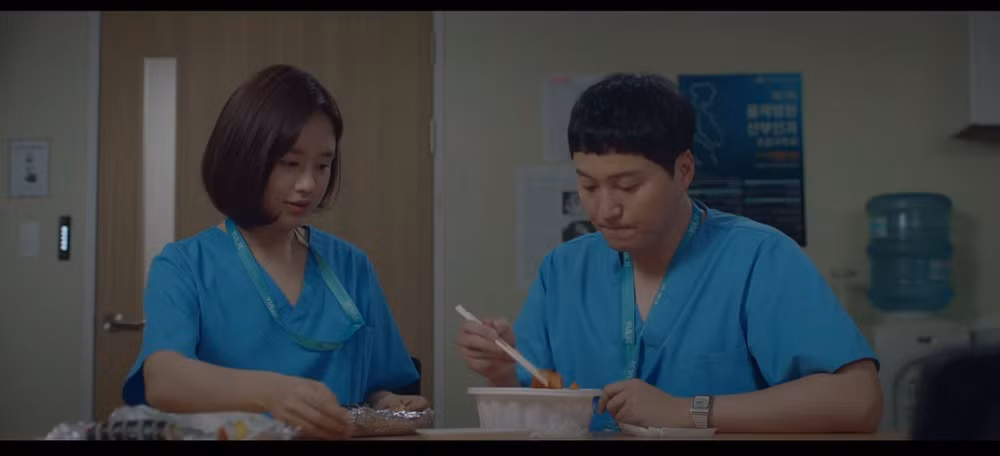 "Hospital Playlist" tập cuối: Ơn giời, "Chú Chân Dài" cuối cùng cũng đã thoát ế rồi! ảnh 8