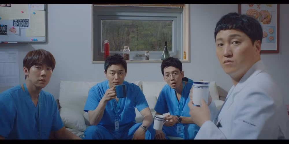 “Hospital Playlist” tập 11: Cuối cùng Ik Jun cũng trực tiếp thổ lộ thích Song Hwa rồi ảnh 11