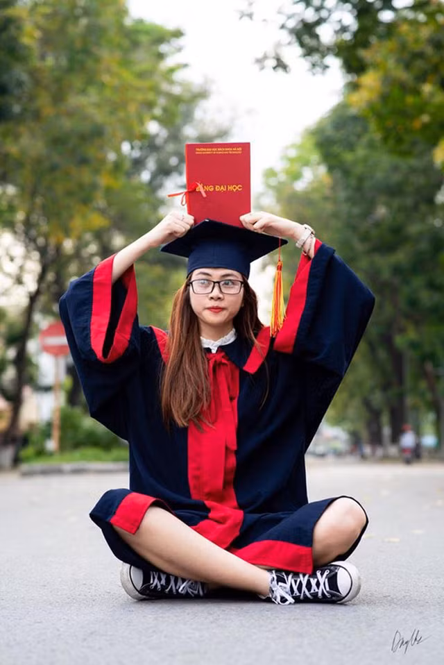 Sắc màu SV 19/7: “Rich kid” Việt có thu nhập khủng; nam sinh cõng bạn đi thi - gây sốt ảnh 7