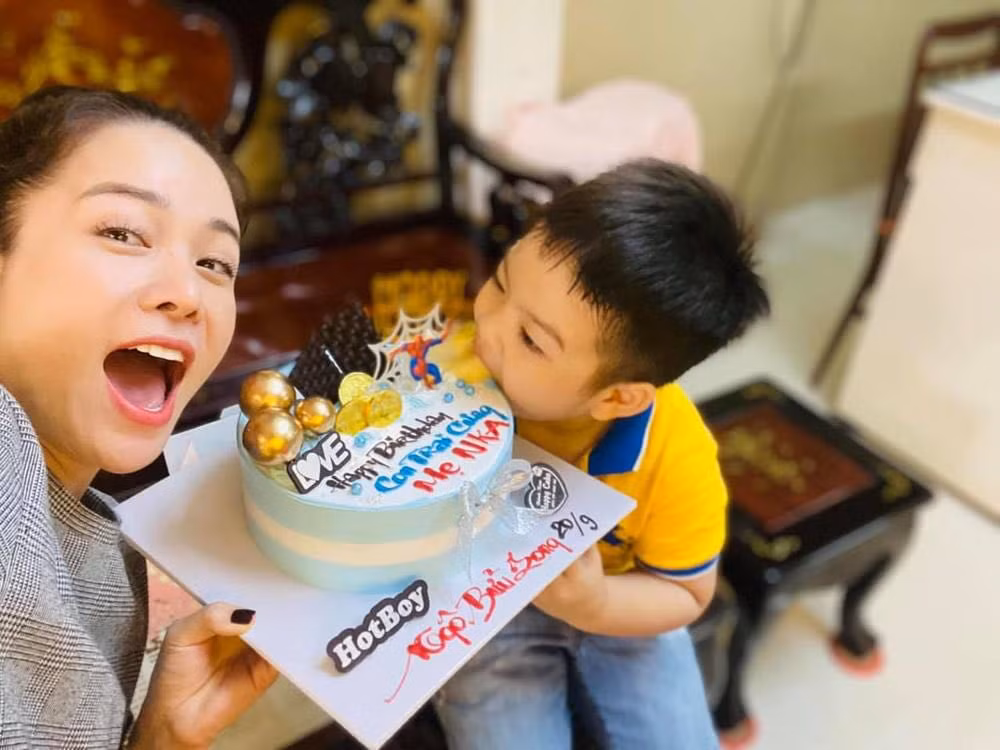 Lưu Hương Giang bị con gái tố “can thiệp dao kéo”; Hoa hậu Việt Nam 2006 khoe vòng 1 khủng ảnh 21