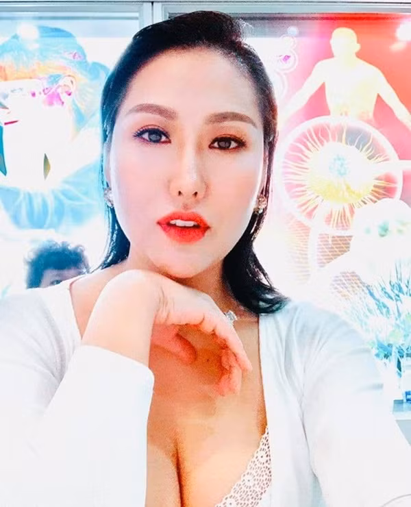 Showbiz 3/7: Chi Pu khoe body, hậu ồn ào với hội chị em; NSND Hồng Vân bị chê kém duyên ảnh 11