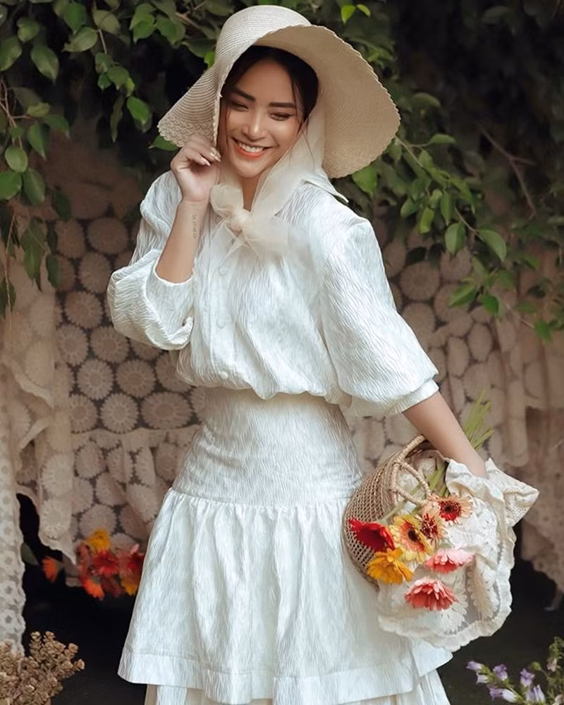Showbiz 9/7: Noo Phước Thịnh “thả thính” Mai Phương Thúy, Tiểu Vy khoe body nóng bỏng ảnh 7