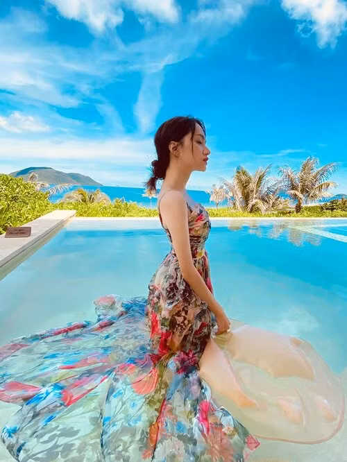 Showbiz 19/7: Hiền Thục phô diễn body, Hương Giang ướt át bên hồ bơi ảnh 5