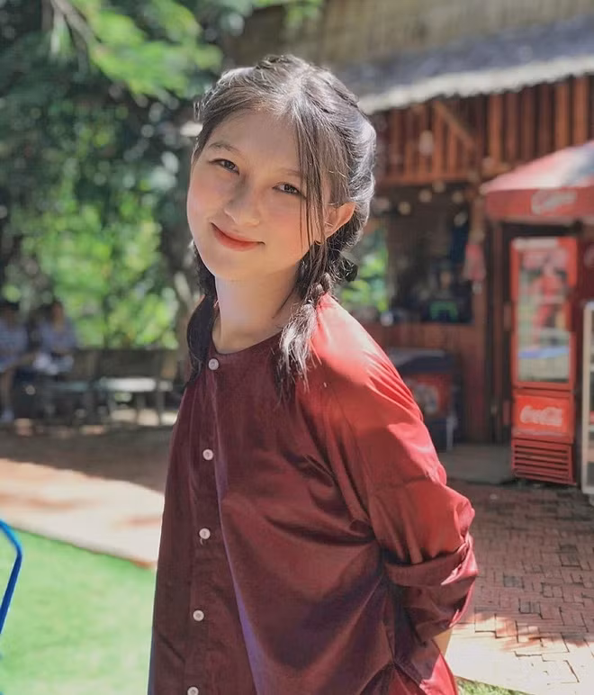 Cameraman sinh năm 2001 quá đẹp trai; nữ sinh có nụ cười tươi rói ảnh 4