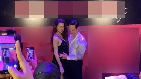 Showbiz 20/7: Kim Lý xoa bụng bầu bạn gái, lần đầu xác nhận Hồ Ngọc Hà “có tin vui” ảnh 19