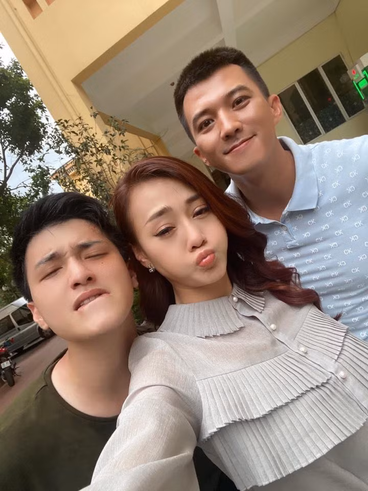 Showbiz 2/7: Hoài Linh bị... gà đá chảy máu chân, Thanh Hằng khoe vòng eo 51 gợi cảm ảnh 9