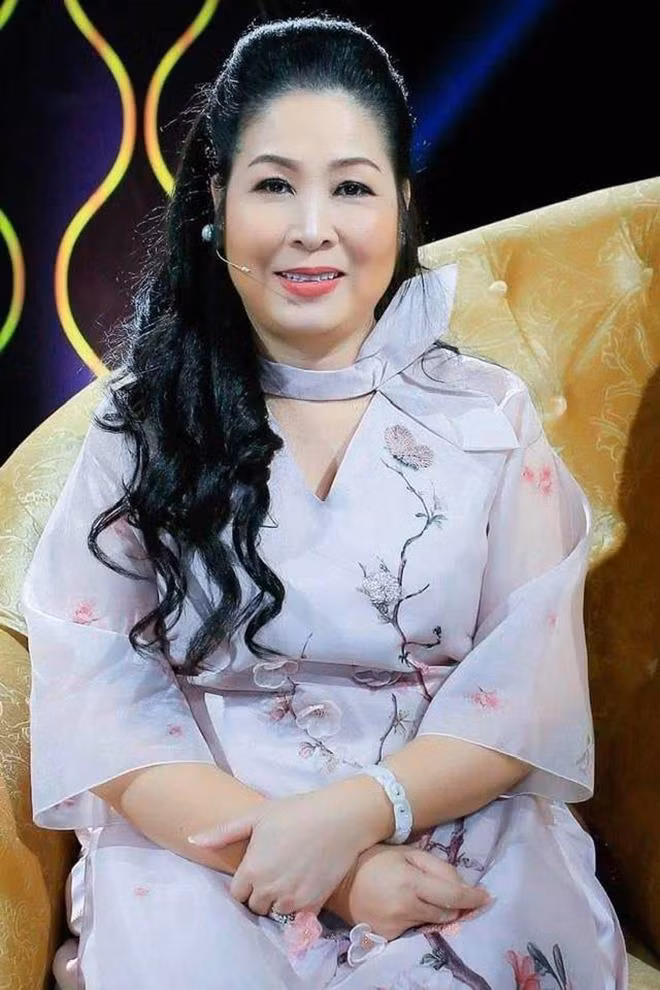 Showbiz 3/7: Chi Pu khoe body, hậu ồn ào với hội chị em; NSND Hồng Vân bị chê kém duyên ảnh 7