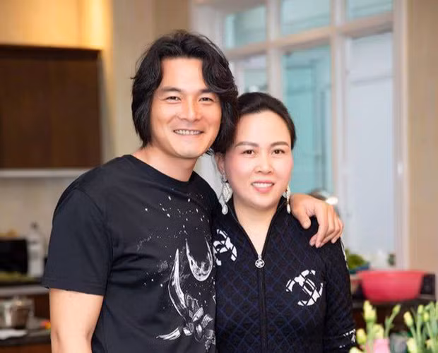 Showbiz 24/7: Lâm Vỹ Dạ khoe lưng trần, Midu để lộ mặt ít son phấn ảnh 4