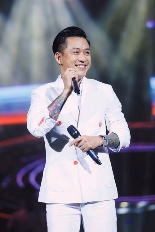 Showbiz 22/7: Hà Tăng gây sốt với vòng eo con kiến dù đã có 2 con, Tuấn Hưng ngưng ca hát ảnh 6