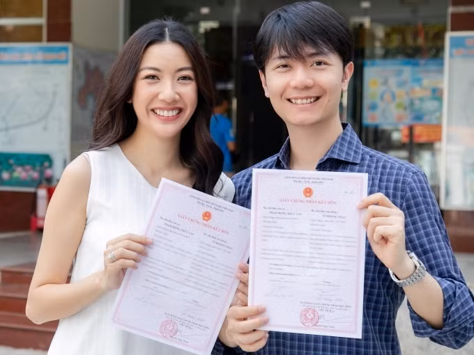 Showbiz 25/5: Lý Nhã Kỳ ngồi xe 40 tỷ đồng đi dự event, Thúy Vân đăng kí kết hôn ảnh 15