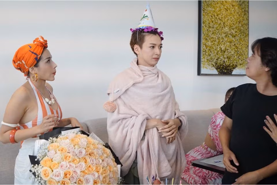 Showbiz 3/7: Chi Pu khoe body, hậu ồn ào với hội chị em; NSND Hồng Vân bị chê kém duyên ảnh 12