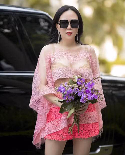 Showbiz 21/5: Quốc Trường - Bảo Anh tình tứ tại sự kiện, Phượng Chanel khoe nội y trên phố ảnh 16