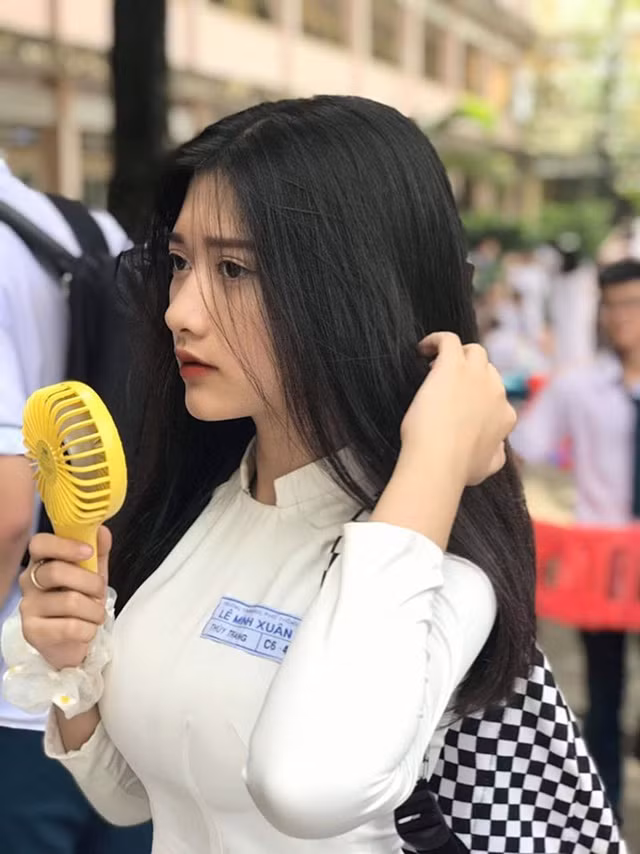 Sắc màu SV 17/7: Nữ sinh trung học đẹp tựa thiên thần; hotgirl 10X sở hữu tài sản “khủng“ ảnh 2