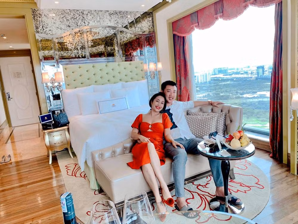 Showbiz 2/8: Phạm Quỳnh Anh khoe lưng trần gợi cảm, Sĩ Thanh diện đồ táo bạo ảnh 14