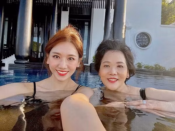 Showbiz 9/7: Noo Phước Thịnh “thả thính” Mai Phương Thúy, Tiểu Vy khoe body nóng bỏng ảnh 12