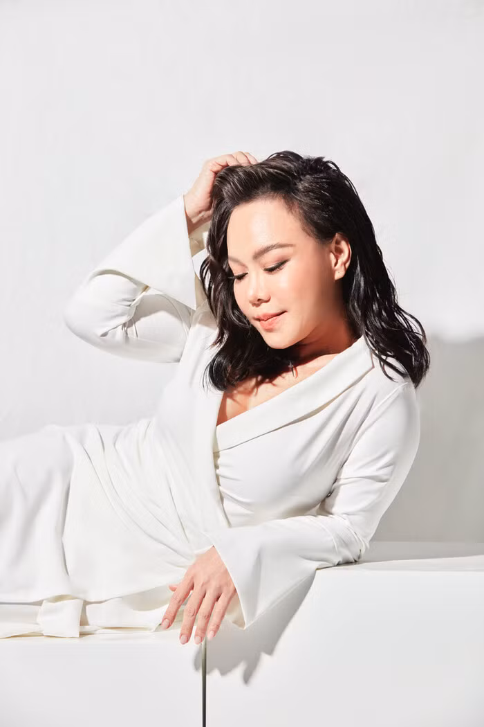 Showbiz 2/8: Phạm Quỳnh Anh khoe lưng trần gợi cảm, Sĩ Thanh diện đồ táo bạo ảnh 22