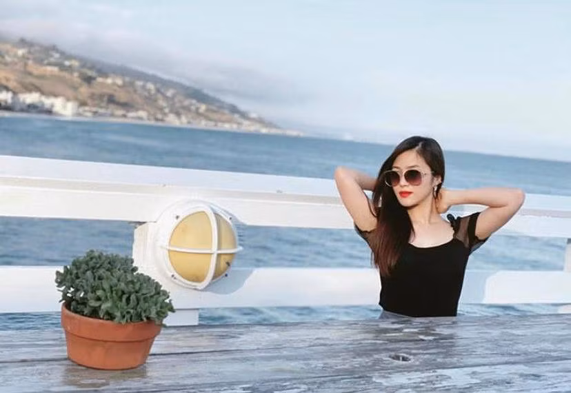 Showbiz 2/7: Hoài Linh bị... gà đá chảy máu chân, Thanh Hằng khoe vòng eo 51 gợi cảm ảnh 3