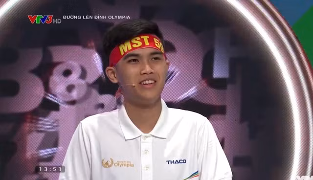 Sắc màu SV 27/7: “Thả tim” rần rần với nữ “chiến sĩ” xinh đẹp của ĐH Kinh tế Quốc dân ảnh 5