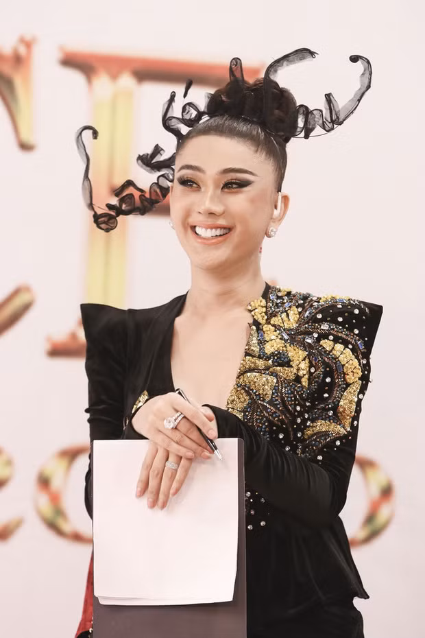 Showbiz 28/7: Trương Ngọc Ánh khoe vẻ quyến rũ, Ngọc Trinh “trưng trổ” body căng đét ảnh 5