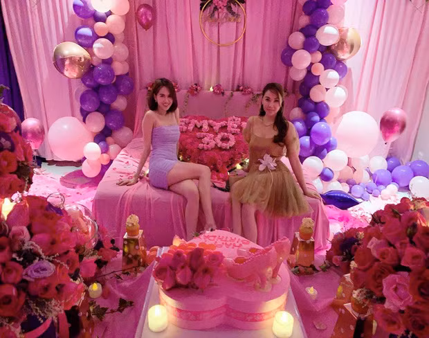 Showbiz 2/8: Phạm Quỳnh Anh khoe lưng trần gợi cảm, Sĩ Thanh diện đồ táo bạo ảnh 15