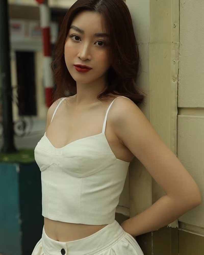 Showbiz 2/7: Hoài Linh bị... gà đá chảy máu chân, Thanh Hằng khoe vòng eo 51 gợi cảm ảnh 16