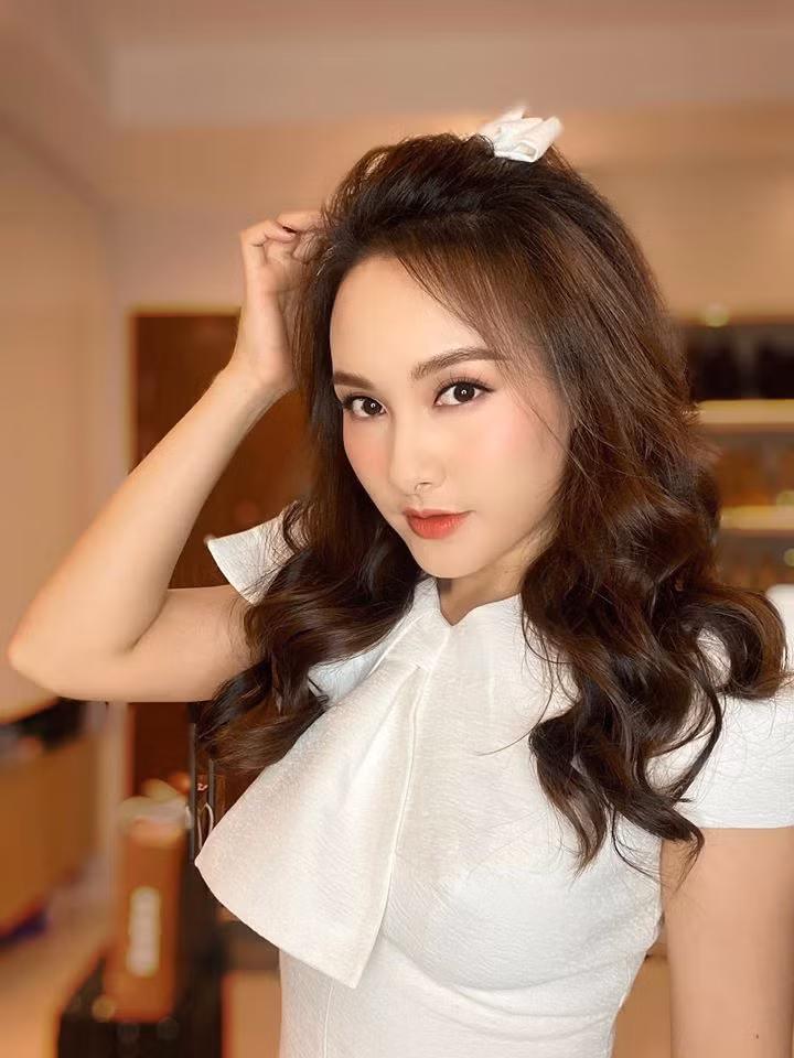 Showbiz 30/6: Hậu ly hôn, Bảo Ngọc vui vẻ bên gia đình, Hoài Lâm xuề xòa, xuống sắc ảnh 24