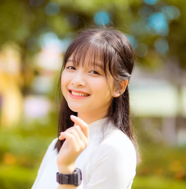 Sắc màu SV 15/7: Nữ sinh có vẻ đẹp tựa Lisa; hot girl RMIT được tặng đồng hồ 400 “củ” ảnh 10