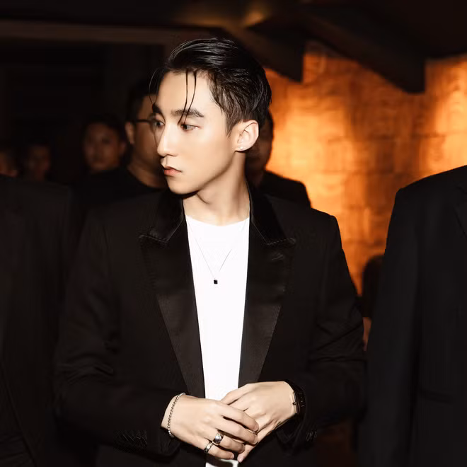 Showbiz 22/7: Hà Tăng gây sốt với vòng eo con kiến dù đã có 2 con, Tuấn Hưng ngưng ca hát ảnh 10