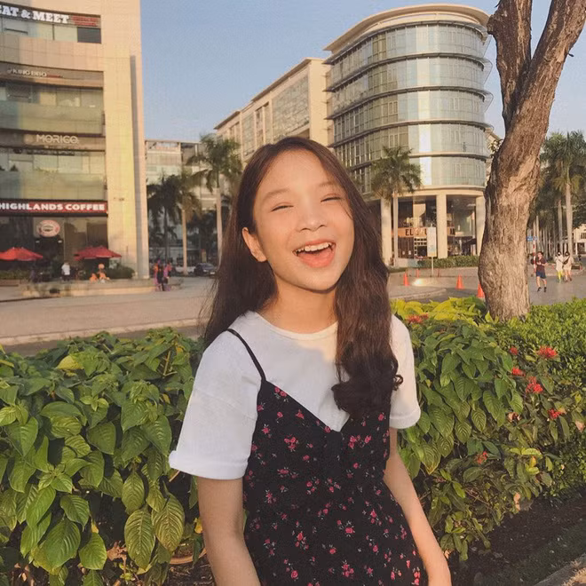 Cameraman sinh năm 2001 quá đẹp trai; nữ sinh có nụ cười tươi rói ảnh 9