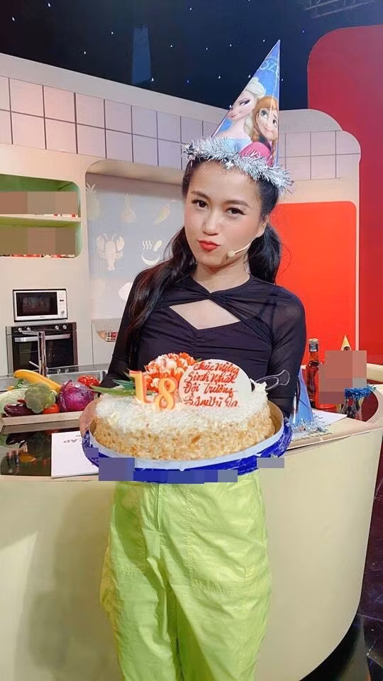Ngọc Trinh tự thưởng đồng hồ hơn 1,8 tỷ đồng; Chi Pu sexy hết cỡ diện trang phục bikini ảnh 14