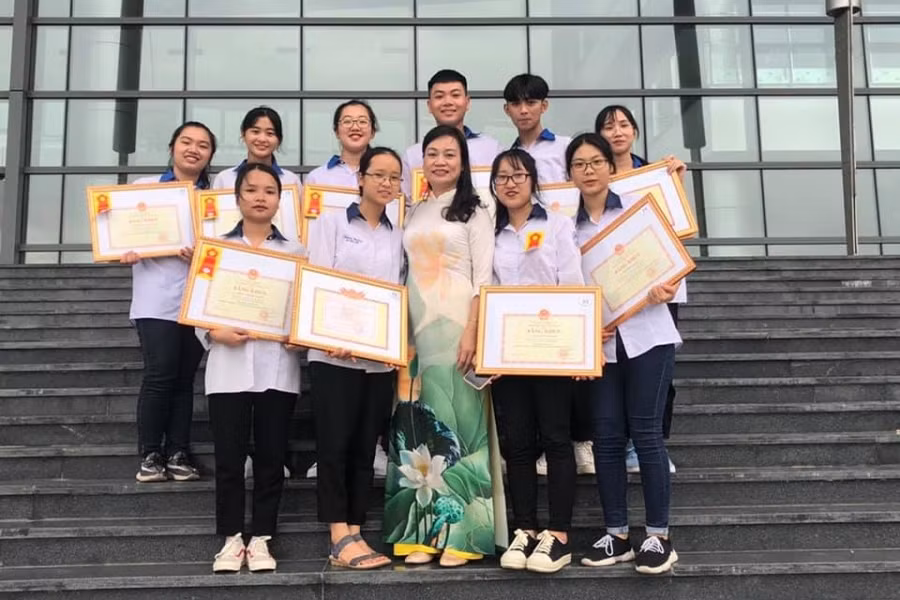 Sắc màu SV 10/7: 9X Bách khoa xinh xắn, học giỏi; vinh danh nữ sinh tử nạn vì cứu em nhỏ ảnh 12