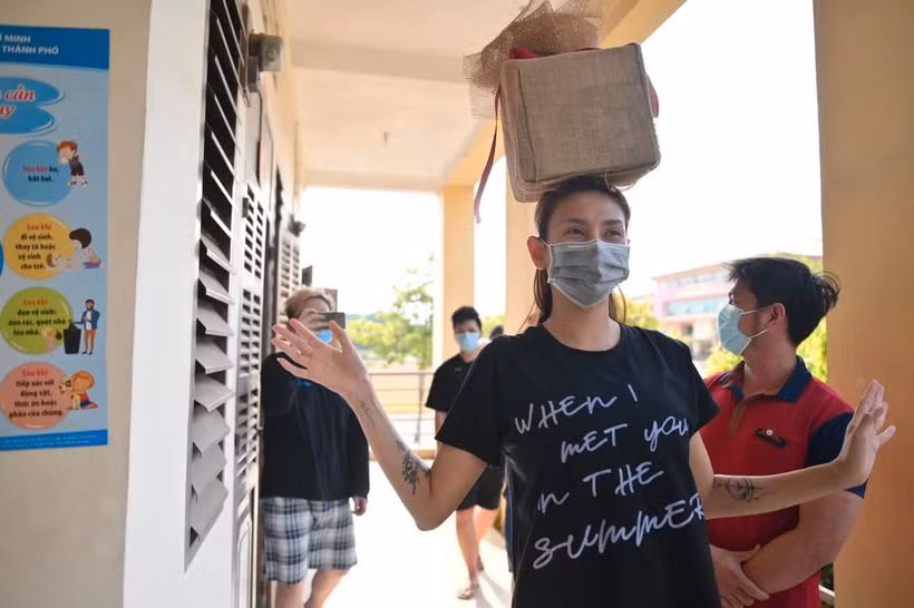 Võ Hoàng Yến chính thức “hòa nhập cộng đồng”, lạ lẫm như “nhà quê lên tỉnh“ ảnh 6