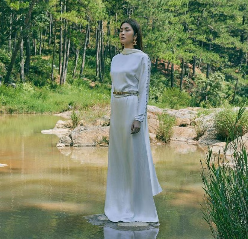 Showbiz 2/7: Hoài Linh bị... gà đá chảy máu chân, Thanh Hằng khoe vòng eo 51 gợi cảm ảnh 4