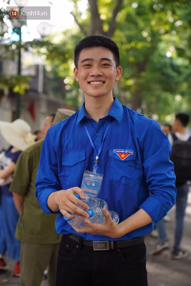 Sắc màu SV 19/7: “Rich kid” Việt có thu nhập khủng; nam sinh cõng bạn đi thi - gây sốt ảnh 4