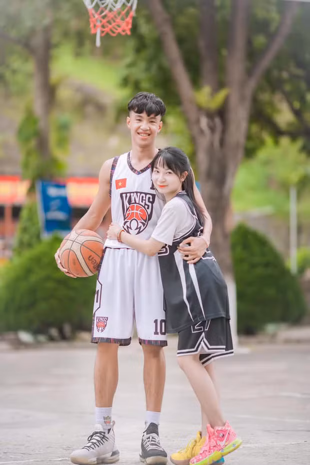 Sắc màu SV 27/7: “Thả tim” rần rần với nữ “chiến sĩ” xinh đẹp của ĐH Kinh tế Quốc dân ảnh 9