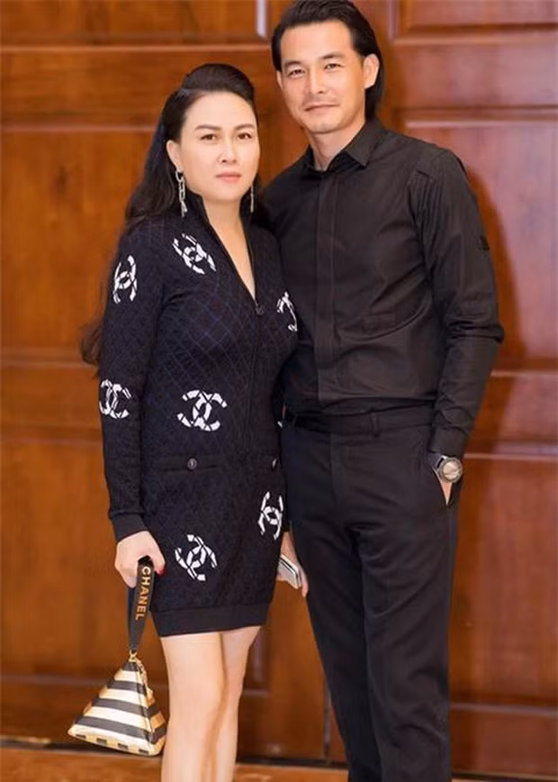 Showbiz 24/7: Lâm Vỹ Dạ khoe lưng trần, Midu để lộ mặt ít son phấn ảnh 5