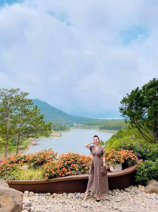 Showbiz 4/7: Ly Ly vui vẻ, mặc Châu Đăng Khoa đòi đền bù 15,5 tỷ; Thu Trang khoe “có bầu“ ảnh 16