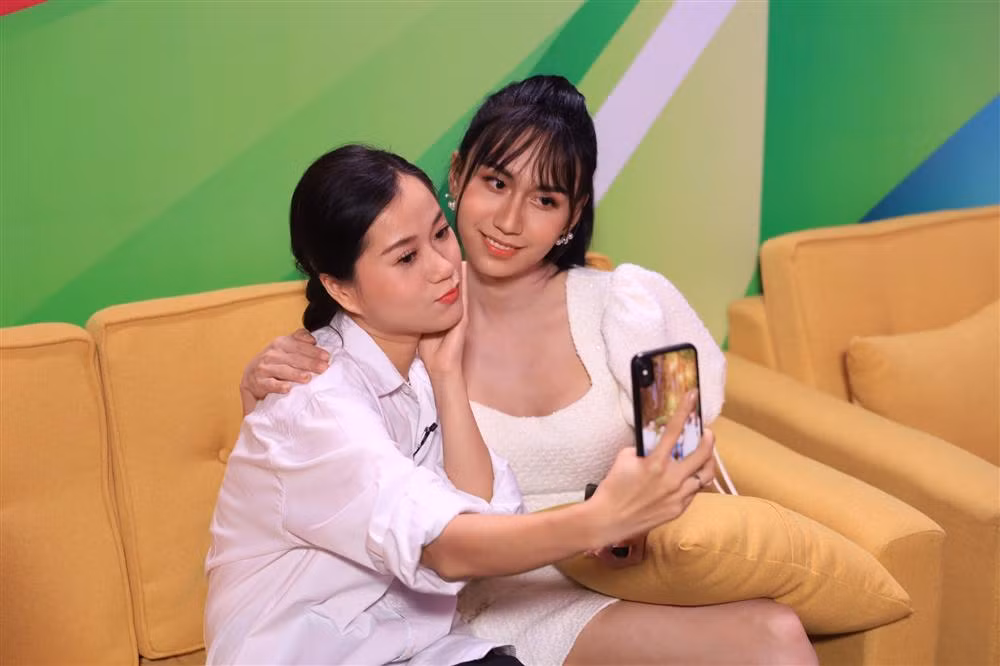 Showbiz 19/6: Minh Hằng tung ảnh hở bạo đón sinh nhật, Lynk Lee nhan sắc thăng hạng ảnh 6