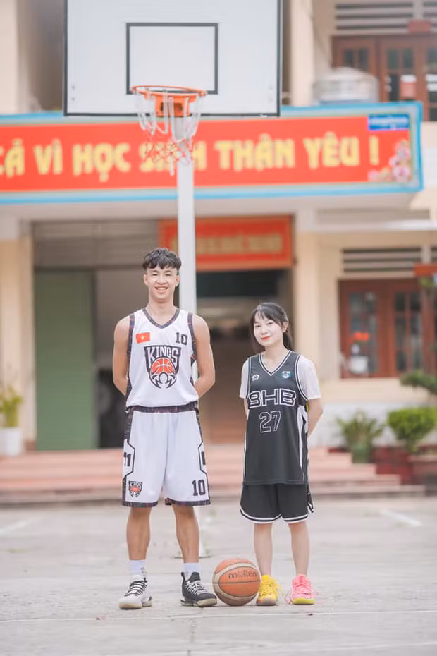 Sắc màu SV 27/7: “Thả tim” rần rần với nữ “chiến sĩ” xinh đẹp của ĐH Kinh tế Quốc dân ảnh 10