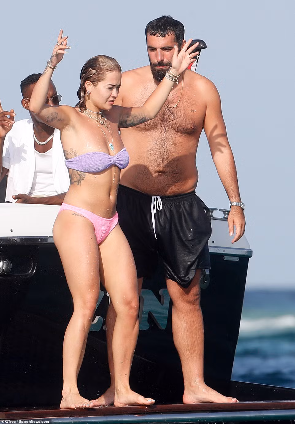 Rita Ora khoe body nảy nở gợi cảm với áo tắm trễ nải ảnh 6