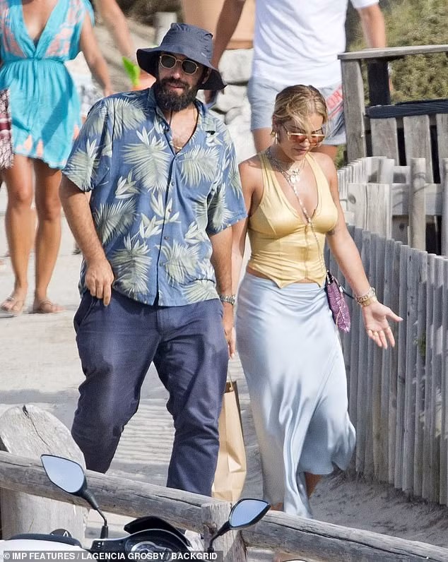 Rita Ora khoe body nảy nở gợi cảm với áo tắm trễ nải ảnh 7