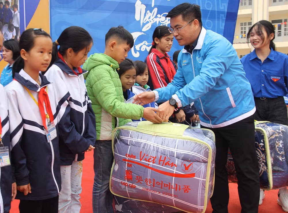 Người nghèo Tuyên Quang xúc động nhận quà của đoàn tình nguyện Trung ương Đoàn ảnh 24