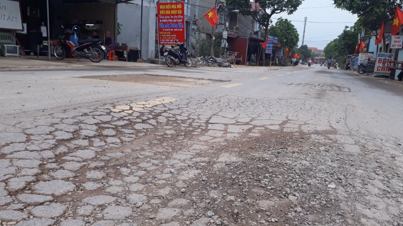Đường 16 tỷ đồng vừa cải tạo nát bươm: 'Do xe tải và người dân... đổ nước' ảnh 3