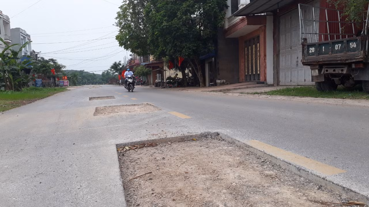 Đường mới cải tạo tốn 16 tỷ đồng đã nát bươm tại Bắc Giang ảnh 3