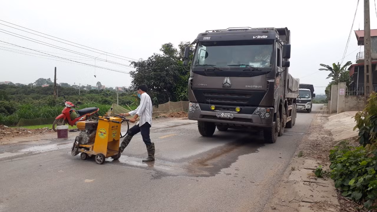 Đường mới cải tạo tốn 16 tỷ đồng đã nát bươm tại Bắc Giang ảnh 6